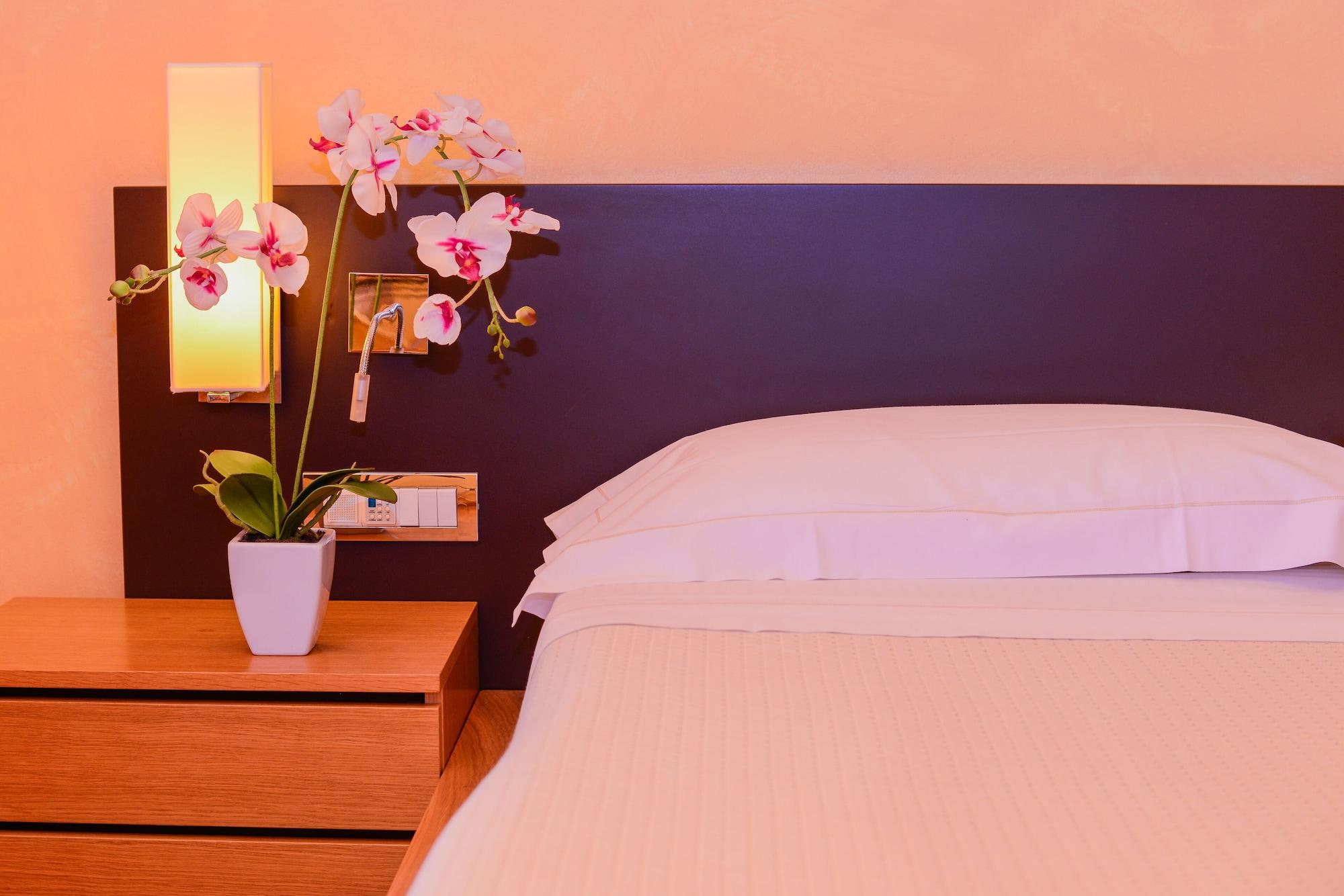Ahg Donna Silvia Wellness Hotel Manerba del Garda Exterior photo