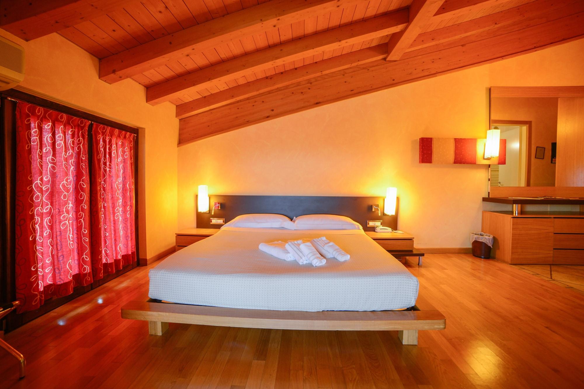 Ahg Donna Silvia Wellness Hotel Manerba del Garda Exterior photo