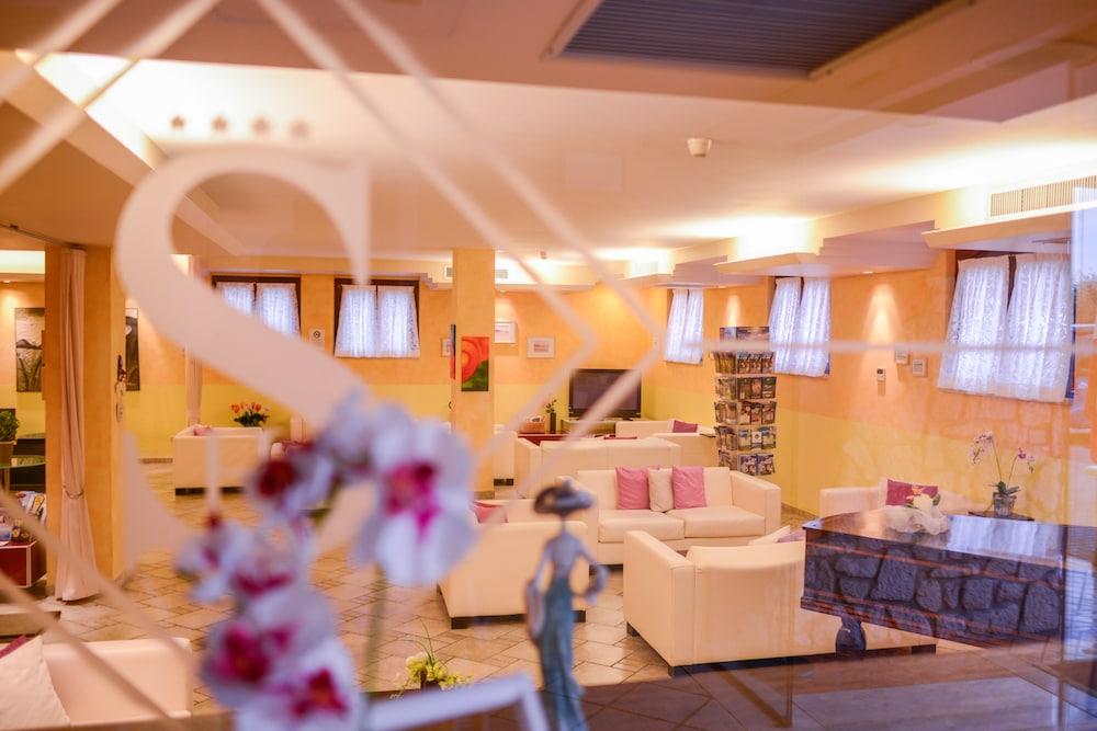 Ahg Donna Silvia Wellness Hotel Manerba del Garda Exterior photo