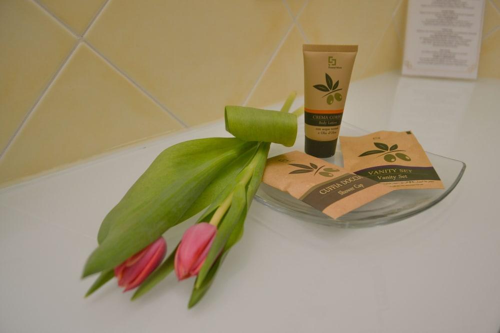 Ahg Donna Silvia Wellness Hotel Manerba del Garda Exterior photo