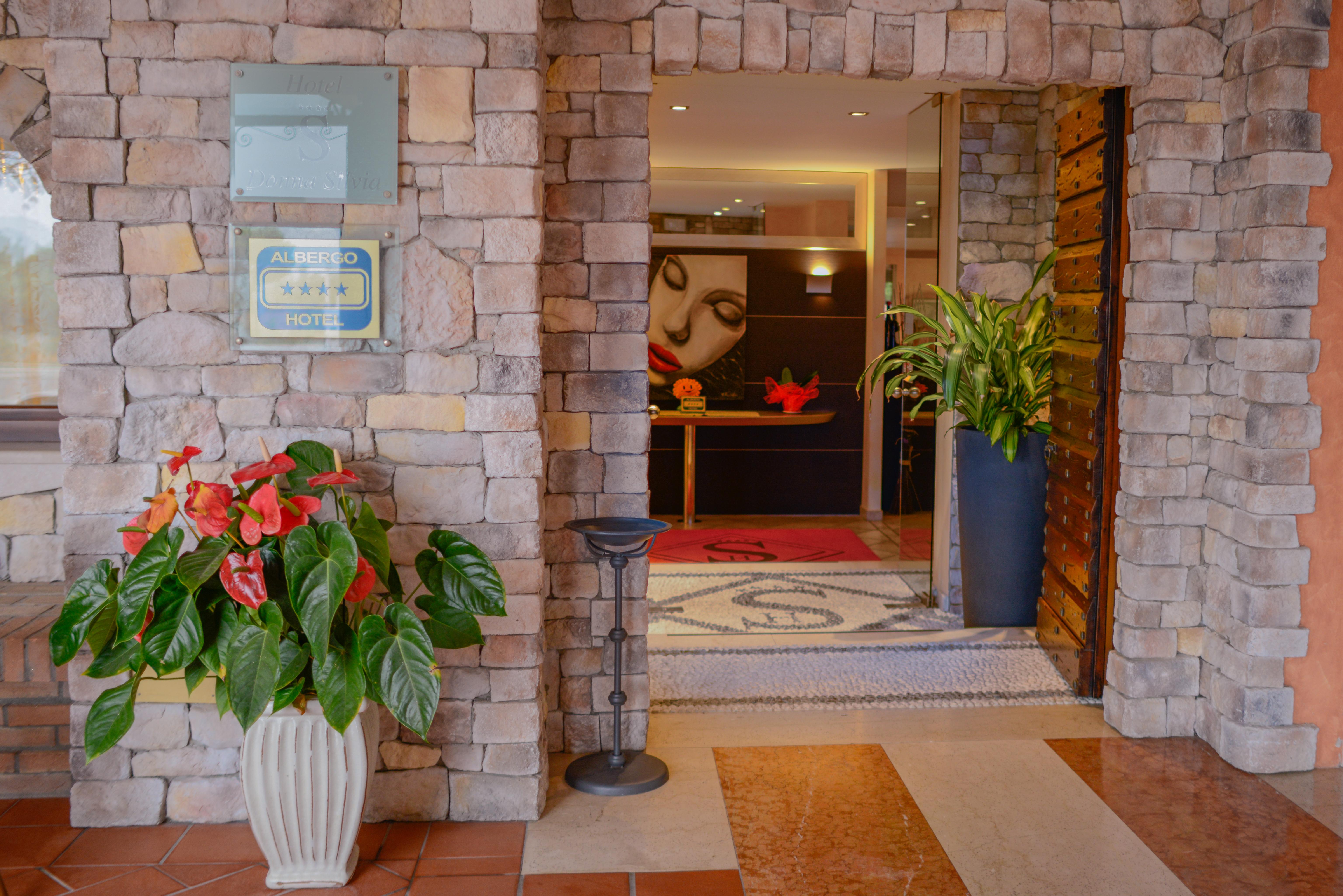 Ahg Donna Silvia Wellness Hotel Manerba del Garda Exterior photo