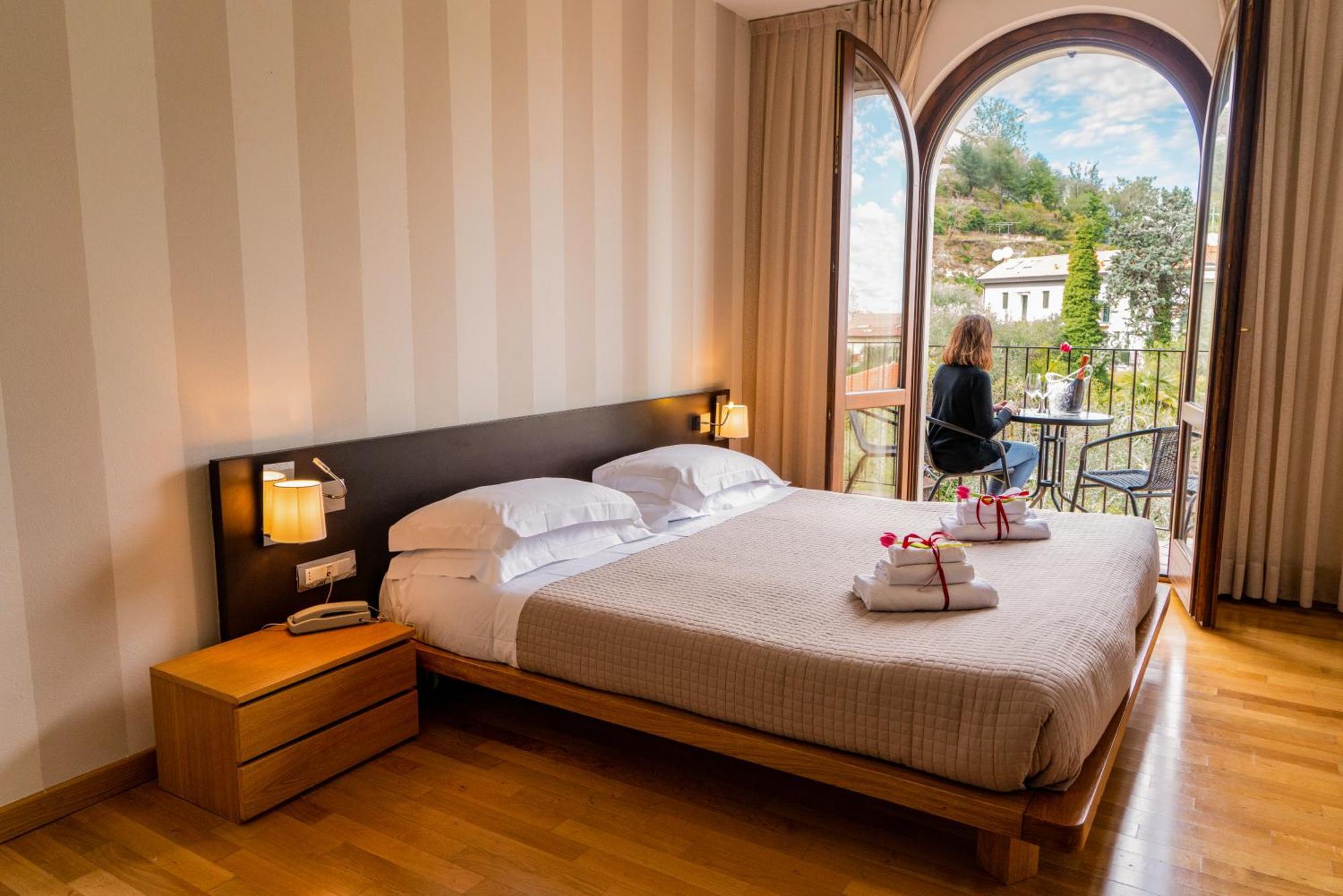 Ahg Donna Silvia Wellness Hotel Manerba del Garda Exterior photo