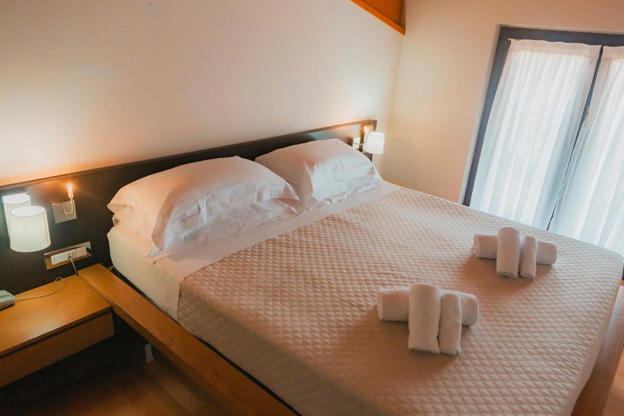 Ahg Donna Silvia Wellness Hotel Manerba del Garda Exterior photo