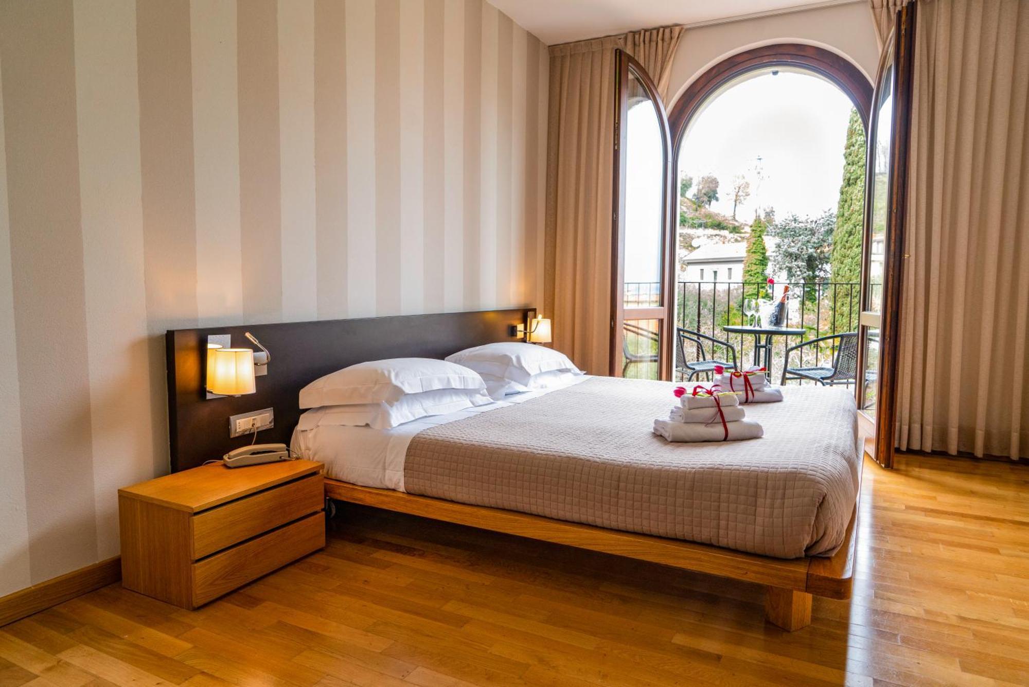 Ahg Donna Silvia Wellness Hotel Manerba del Garda Exterior photo