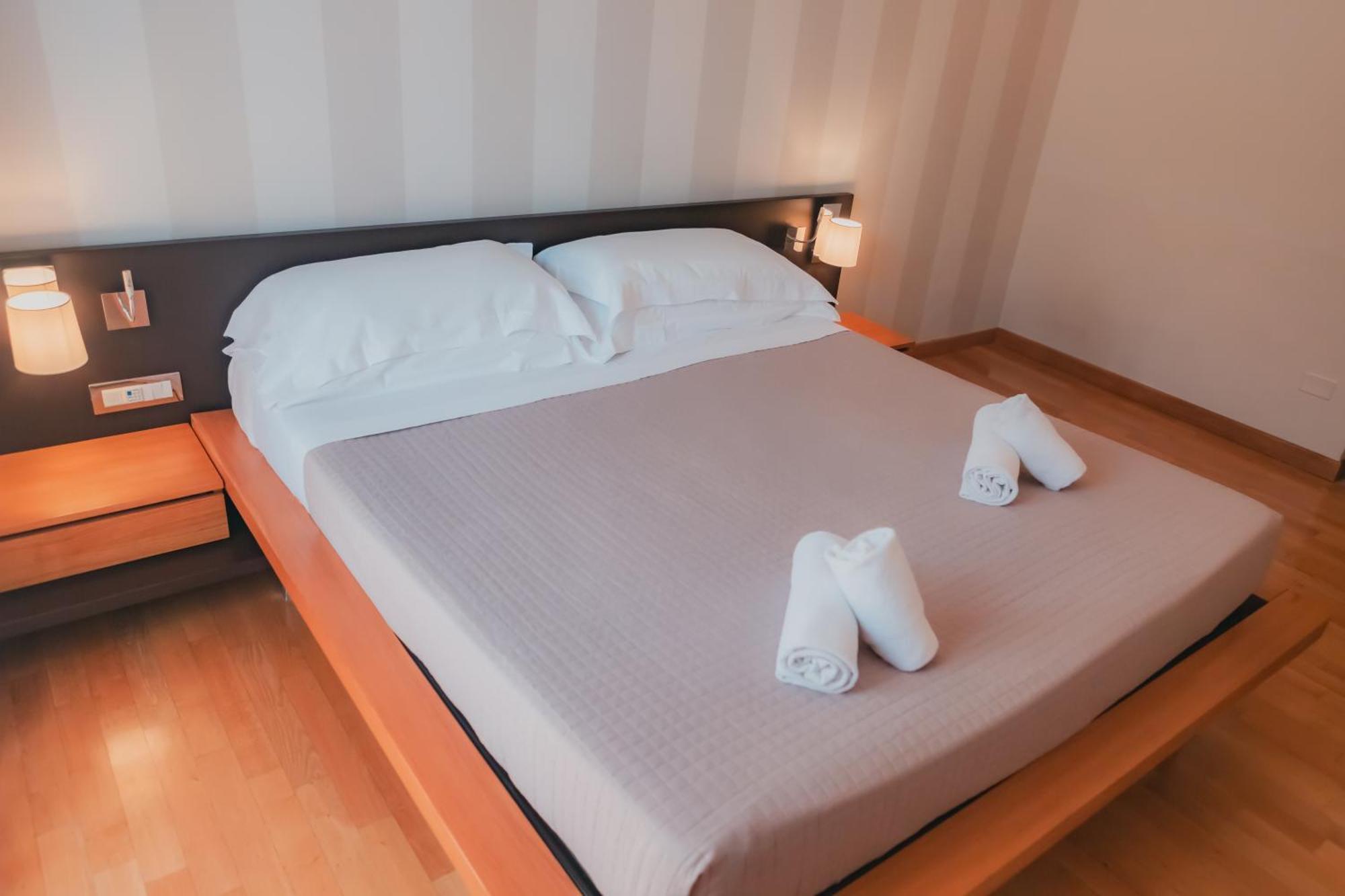 Ahg Donna Silvia Wellness Hotel Manerba del Garda Exterior photo