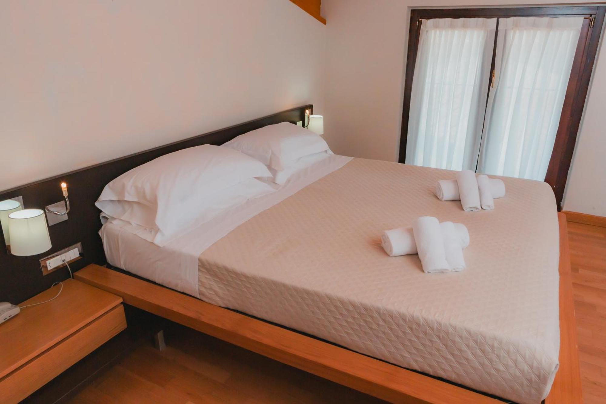 Ahg Donna Silvia Wellness Hotel Manerba del Garda Exterior photo