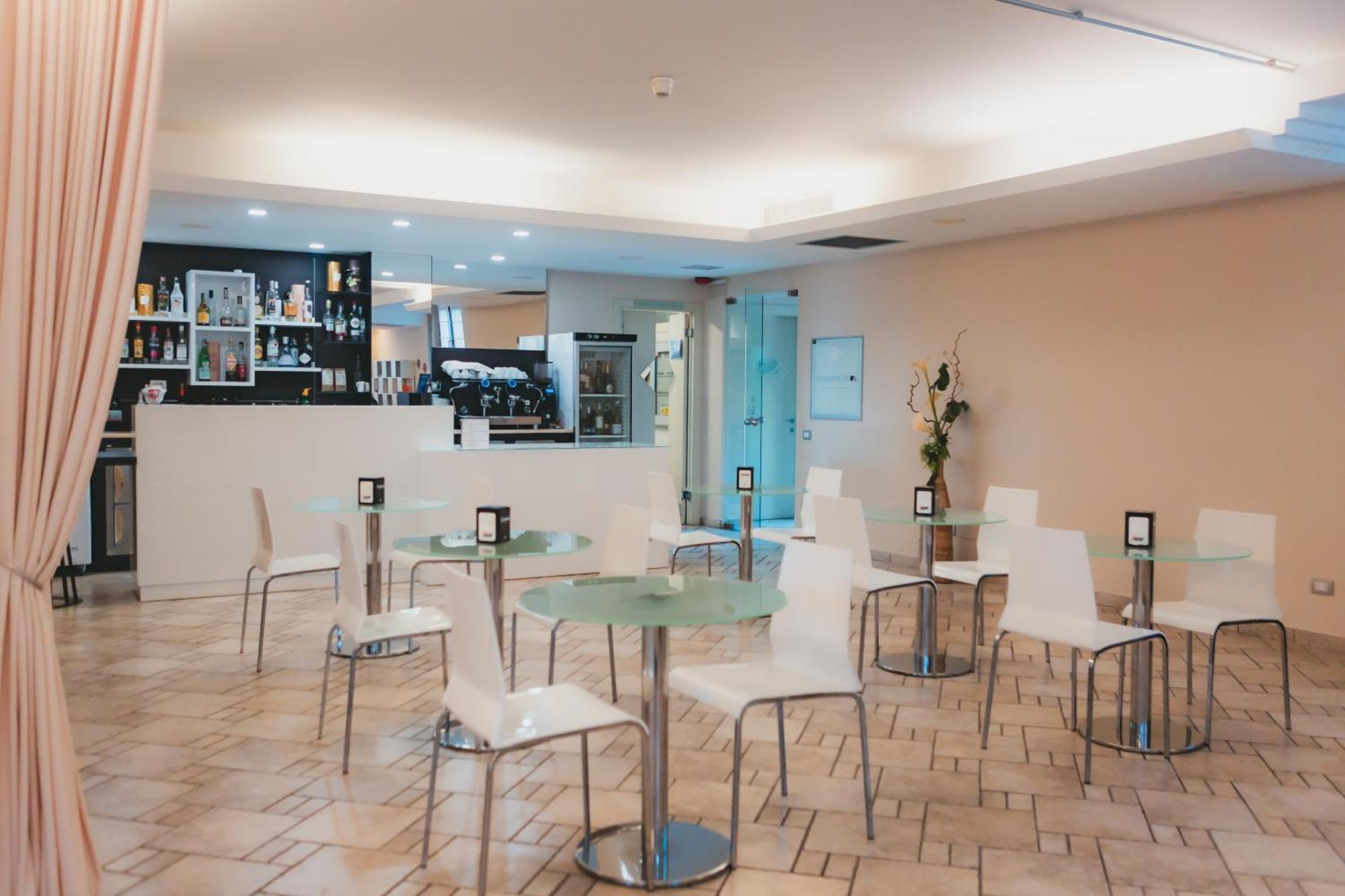 Ahg Donna Silvia Wellness Hotel Manerba del Garda Exterior photo