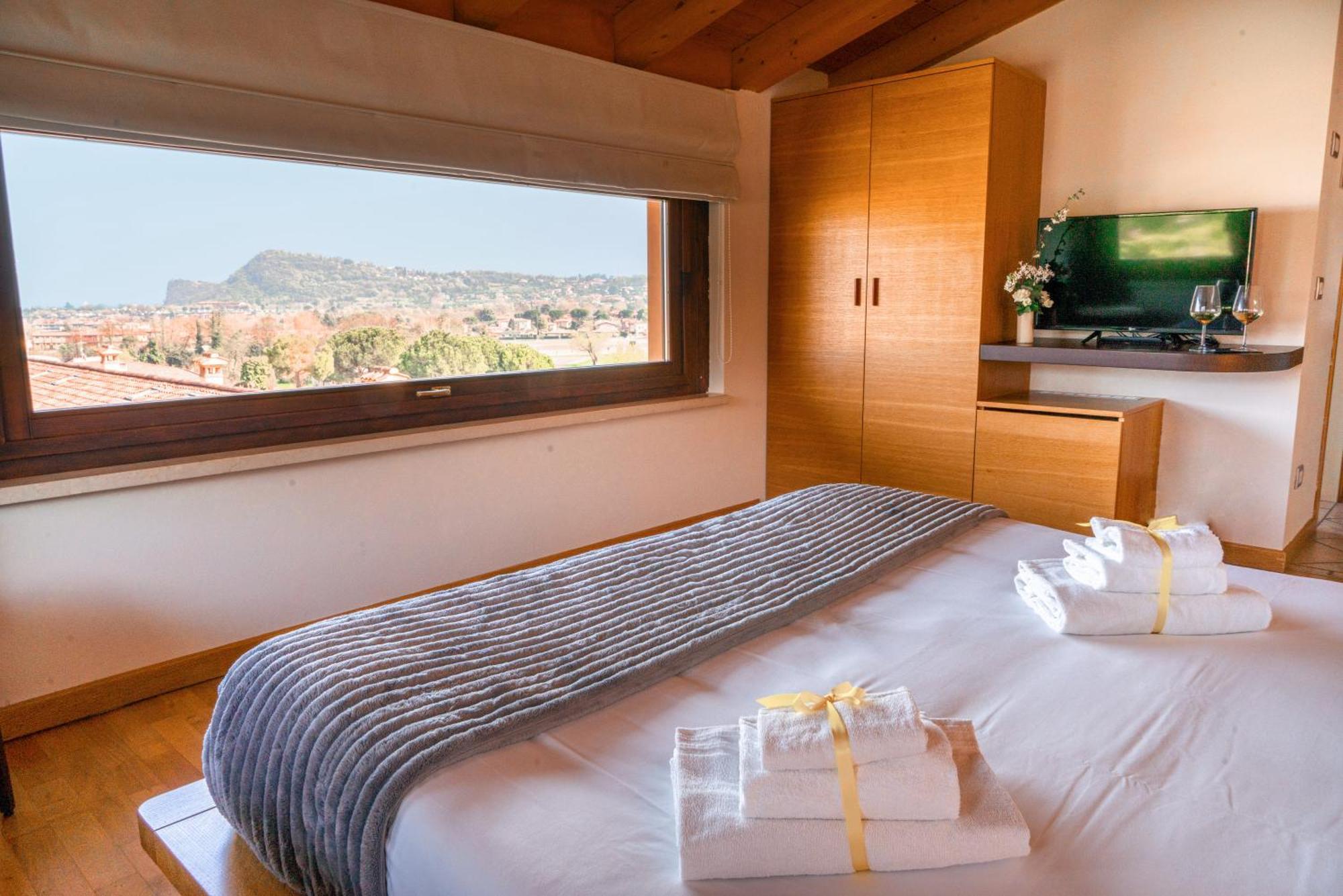 Ahg Donna Silvia Wellness Hotel Manerba del Garda Exterior photo