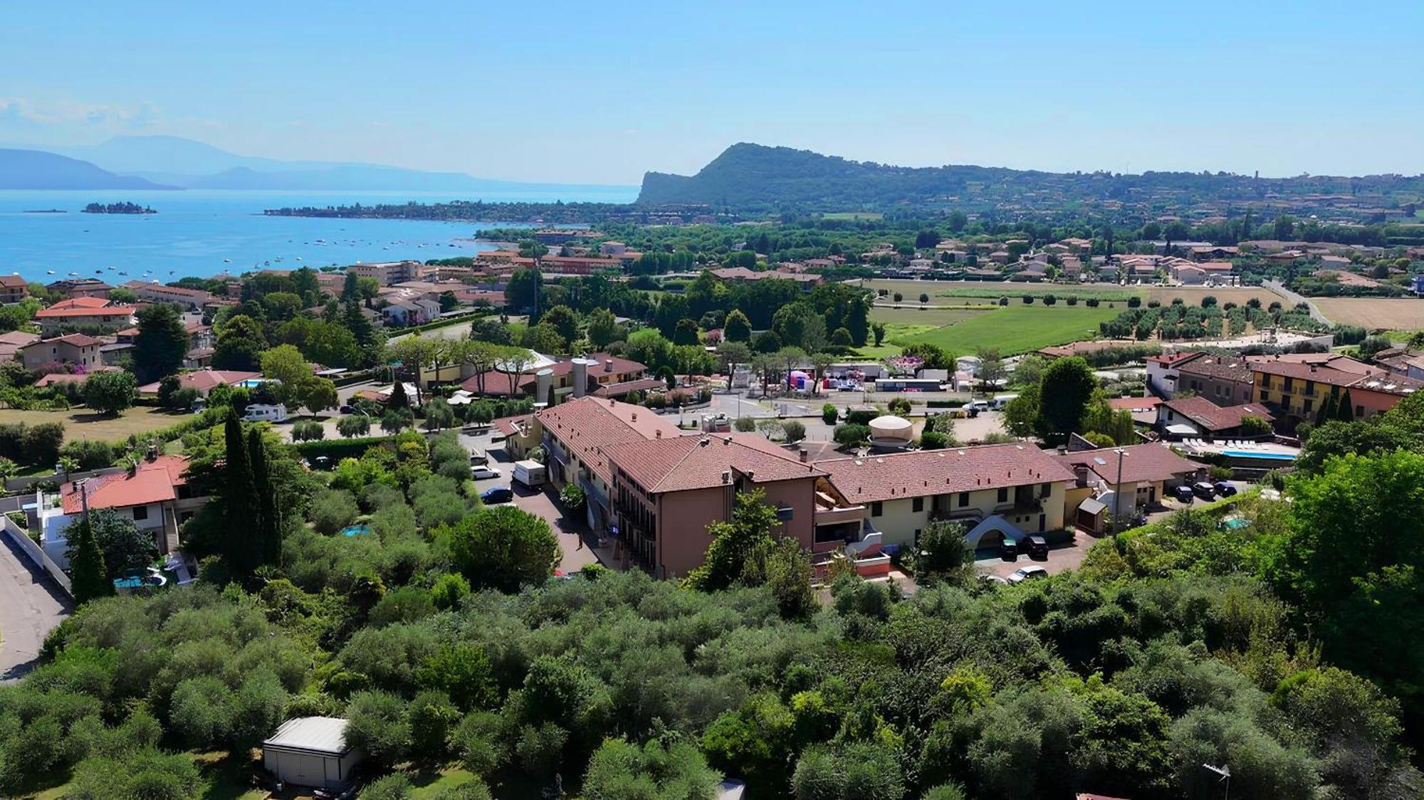 Ahg Donna Silvia Wellness Hotel Manerba del Garda Exterior photo