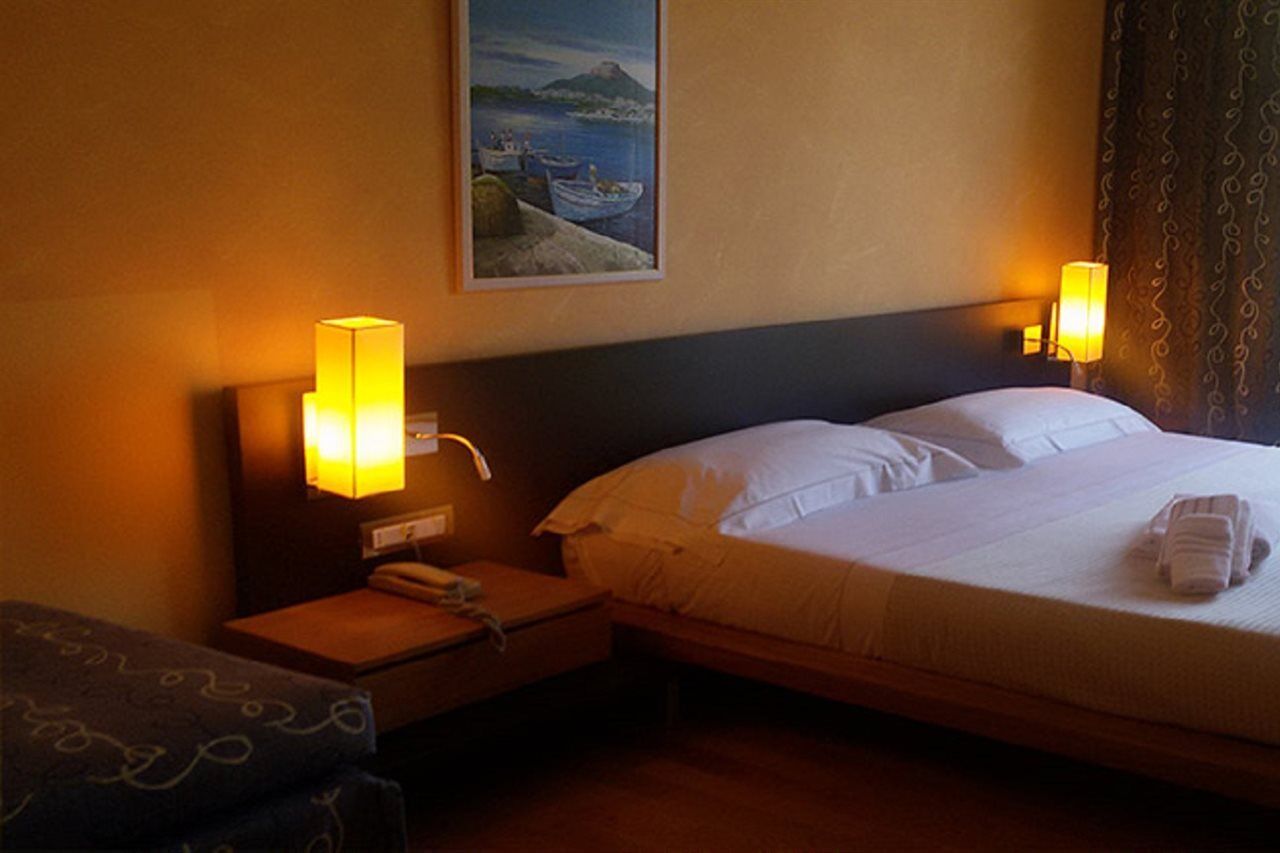 Ahg Donna Silvia Wellness Hotel Manerba del Garda Exterior photo